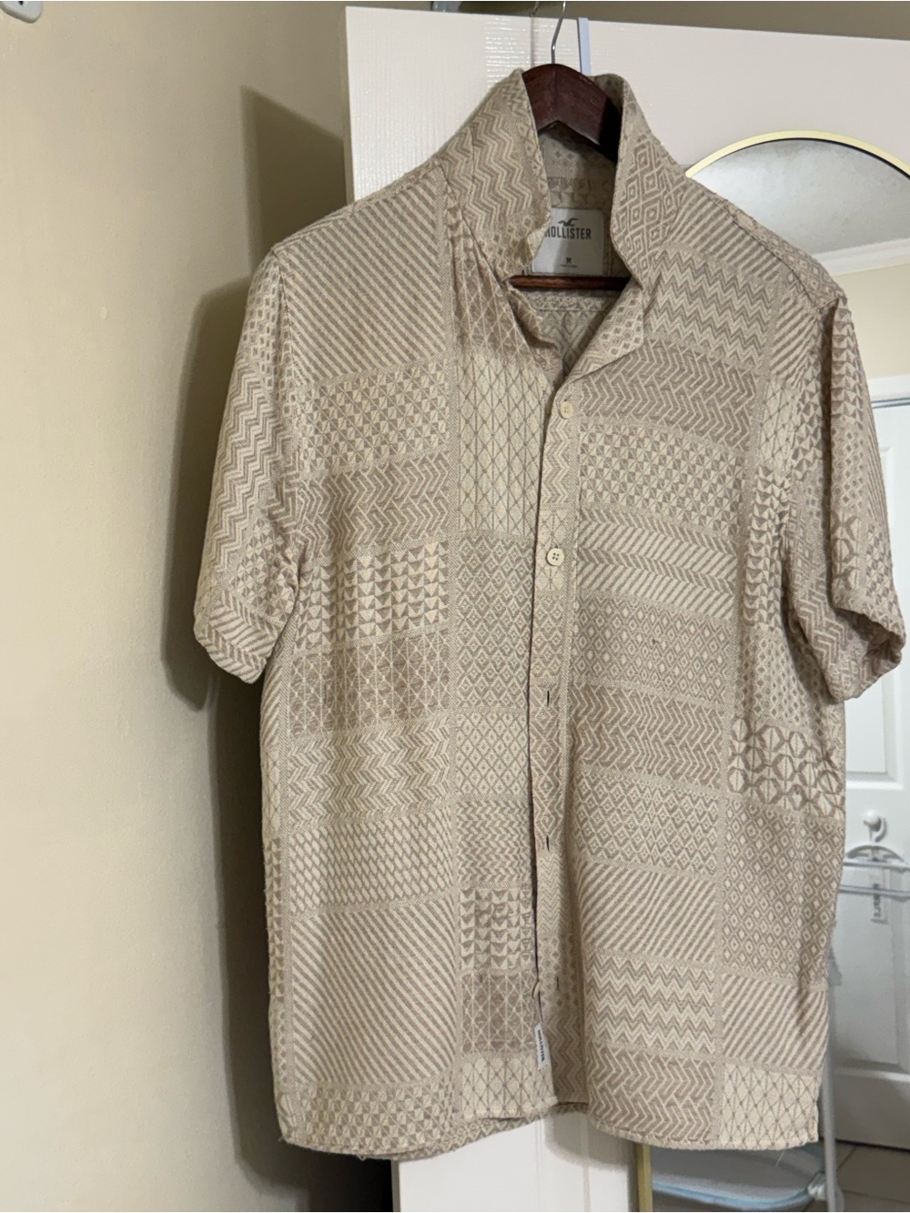 Hollister Men's Short Sleeve Patterned Tan Button-Front Shirt